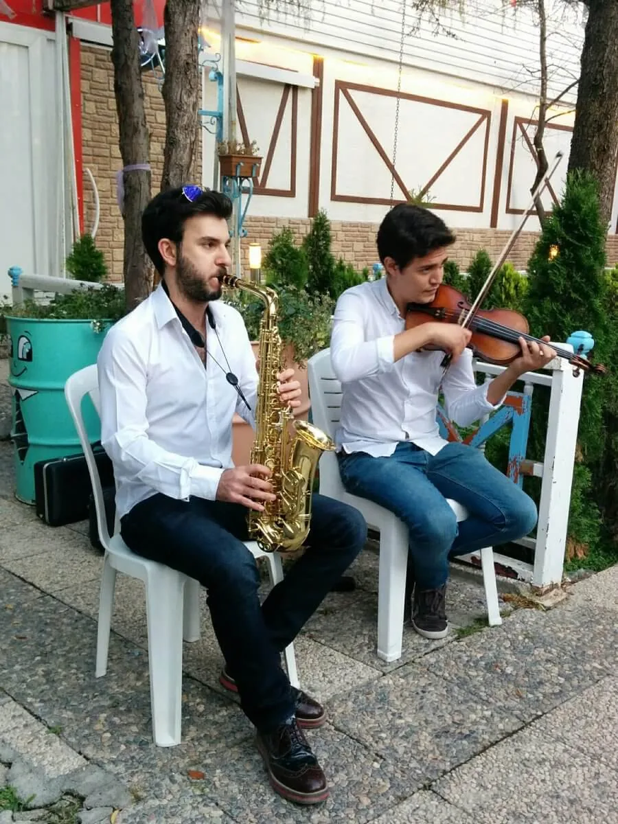 Bahçede canlı müzik