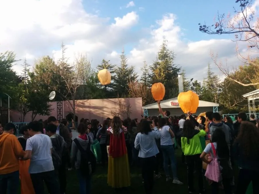 Bahçede balonlarla kutlama