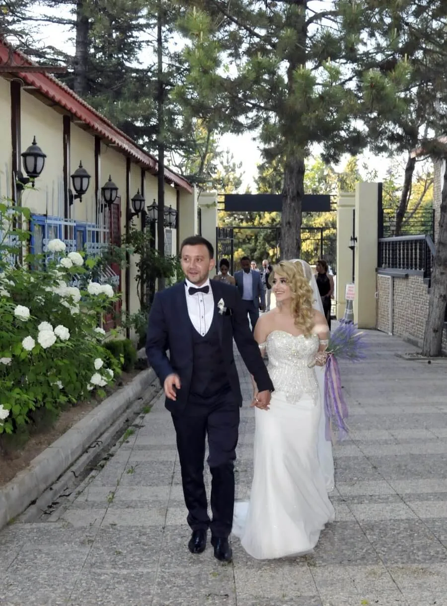 Bahçede yürüyen çift