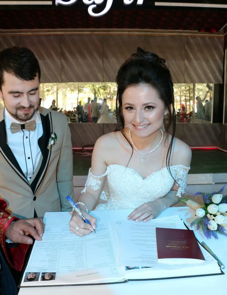 Nikâh defterini imzalayan çift